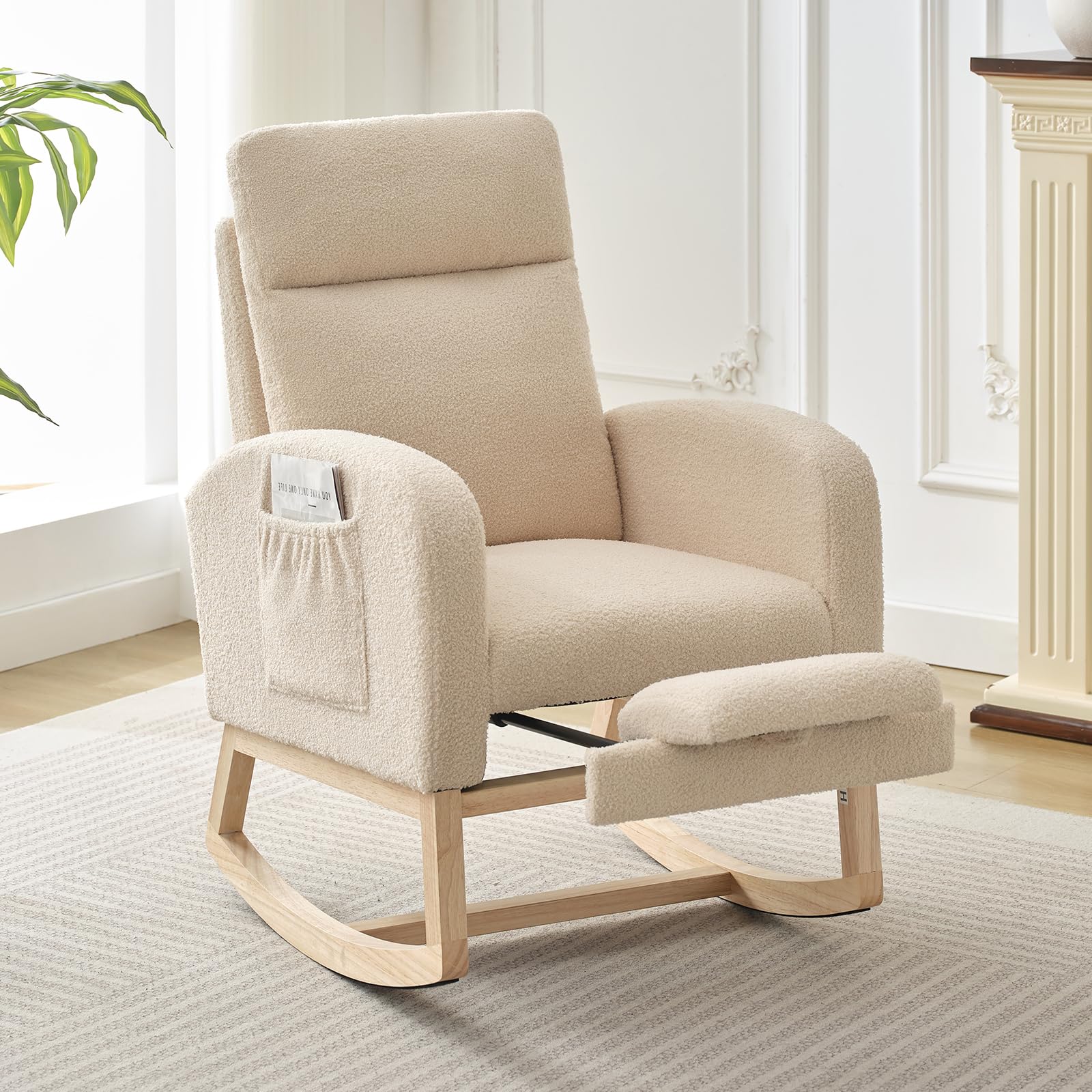 Mecedora Garvee de madera maciza con reposapiés en tela teddy beige para salón y dormitorio
